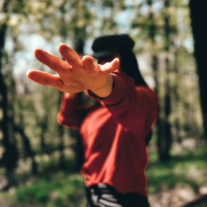 Dengarkan lagu Why We Fall nyanyian Mona Le Fey dengan lirik