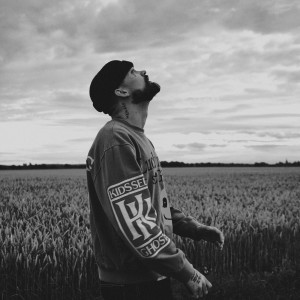 Listen to Не знаешь song with lyrics from Jecito