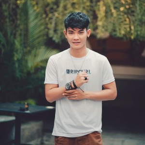 ดาวน์โหลดและฟังเพลง Cinta Terpendam พร้อมเนื้อเพลงจาก Tri Suaka