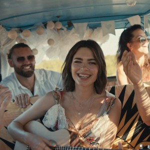 Dengarkan Neki Novi Ljudi lagu dari Mia Dimšić dengan lirik