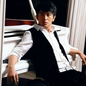 Listen to 飞 song with lyrics from 郭家铭