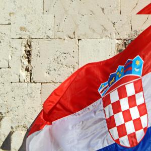 Dengarkan lagu Pusti majko svoga sina nyanyian Srećko Karić dengan lirik