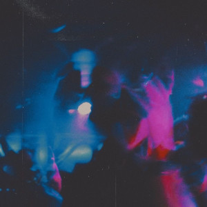 Dengarkan Feel lagu dari DEN YARA dengan lirik