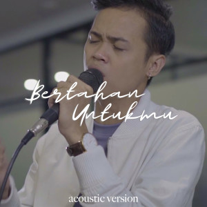 Dengarkan Bertahan Untukmu (Live Acoustic) lagu dari Aulia Rahman dengan lirik