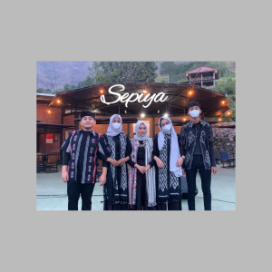 Listen to Bulan Ramadan song with lyrics from Sepiya