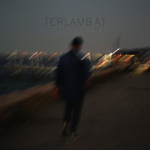 ดาวน์โหลดและฟังเพลง Terlambat พร้อมเนื้อเพลงจาก DUASUARA