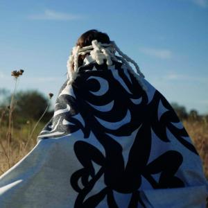 收聽Ay Lelum的Two Worlds歌詞歌曲