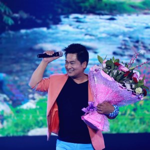 Listen to 幸福社区美丽大厂 (伴奏) song with lyrics from 海镔