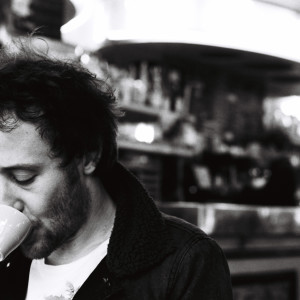 Listen to Sur la jetée (Acoustic Version) song with lyrics from Fabien Martin