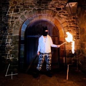 ดาวน์โหลดและฟังเพลง 4444 พร้อมเนื้อเพลงจาก forevrboy