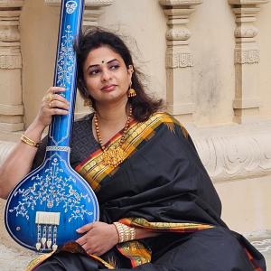 收听Priya Vasant的Bho Shambo歌词歌曲