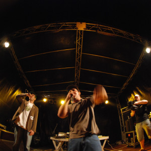 ดาวน์โหลดและฟังเพลง On the Beach พร้อมเนื้อเพลงจาก De Lab