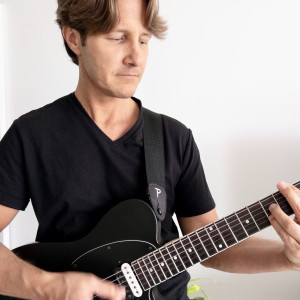 ดาวน์โหลดและฟังเพลง The Sorcerer พร้อมเนื้อเพลงจาก Gianni Savino