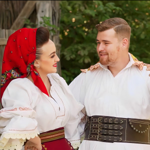 Listen to Hai Să Fim Oameni De Casă song with lyrics from Diana Fechete