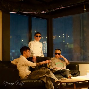 收听YUN-J的Young Party (feat. GOLDEN ZEEZY & MARU)歌词歌曲