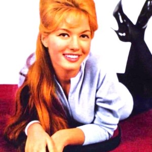 ดาวน์โหลดและฟังเพลง Cou Couche Panier พร้อมเนื้อเพลงจาก Gillian Hills