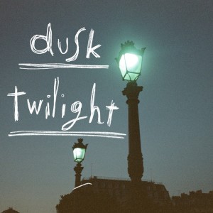 Dengarkan lagu dusk twilight (feat.나띠 (KISS OF LIFE)) (ENG ver.) nyanyian ADORA dengan lirik