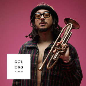 Dengarkan lagu Wrapped in the Weight - A COLORS SHOW nyanyian Theo Croker dengan lirik