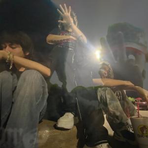 收聽bloodl3ak的Save us both (feat. Zixdown) (Explicit)歌詞歌曲