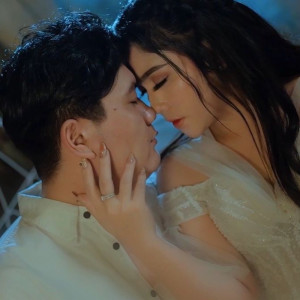 Listen to Tanrang Uddanikku song with lyrics from Fitriani Sukardi