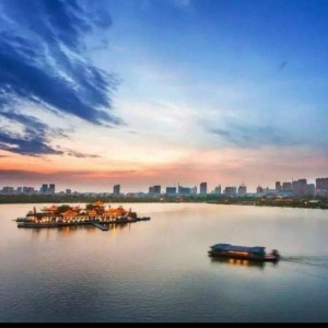 Listen to 胭脂湖 (完整版) song with lyrics from 冷俊亭
