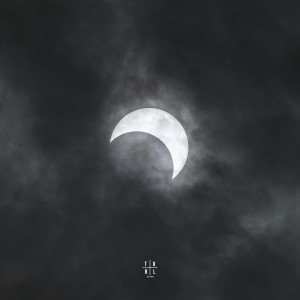 ดาวน์โหลดและฟังเพลง Eclipse พร้อมเนื้อเพลงจาก Athvme