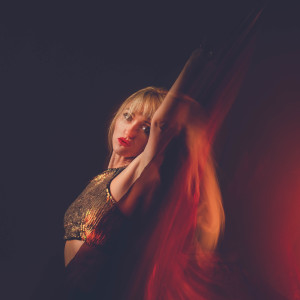 Courtlyn Carr的专辑Living Through the Fire