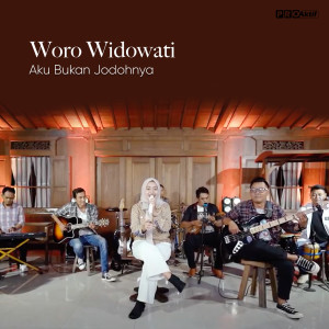 收听Woro Widowati的Aku Bukan Jodohnya歌词歌曲