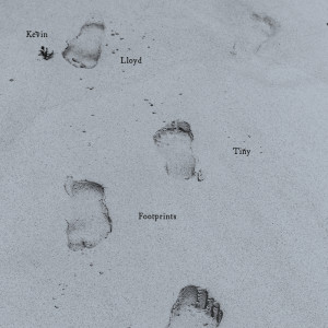 ดาวน์โหลดและฟังเพลง Tiny Footprints พร้อมเนื้อเพลงจาก Kevin Lloyd