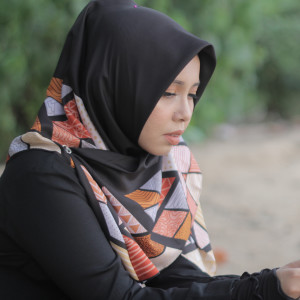 ดาวน์โหลดและฟังเพลง Hati Yang Luka พร้อมเนื้อเพลงจาก Vanny Vabiola