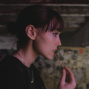 ดาวน์โหลดและฟังเพลง Thoughts พร้อมเนื้อเพลงจาก Sasha Sloan