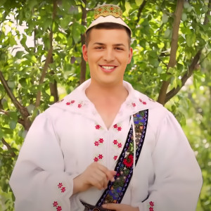 Listen to Umblă Mândra-n Butu’ meu song with lyrics from Ionuț Bledea