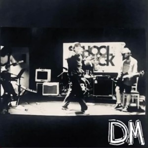 Dengarkan lagu Lawn Chair (Live from School of Rock) nyanyian Drastic Measures dengan lirik