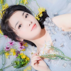 Listen to 鬼迷心窍 (温柔女声) song with lyrics from 香觅儿baby