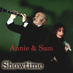 ดาวน์โหลดและฟังเพลง The Music Played พร้อมเนื้อเพลงจาก Annie