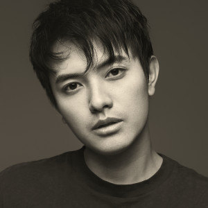 Listen to 粉色沙滩 song with lyrics from 饶威