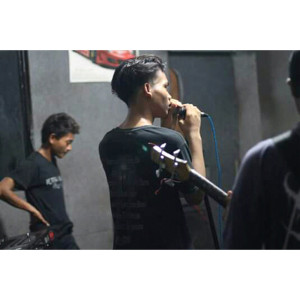 Listen to Kenangan Terindah song with lyrics from Nazar Salafudin