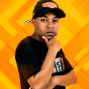 ดาวน์โหลดและฟังเพลง Umas Vai Pro Bega พร้อมเนื้อเพลงจาก Mc Pelé