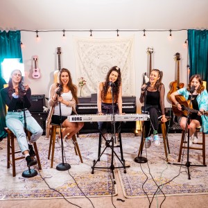 ดาวน์โหลดและฟังเพลง Shape of You / Thinking out Loud / Perfect / I Don't Care / Photograph / The A Team / Give Me Love / Lego House (Acoustic) พร้อมเนื้อเพลงจาก Cimorelli