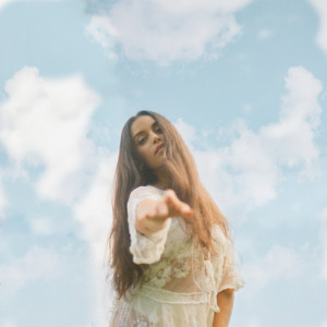 收聽Andria Piperni的Above the Clouds歌詞歌曲