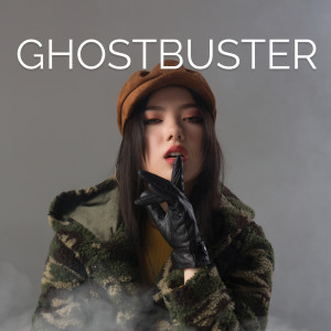 ดาวน์โหลดและฟังเพลง Ghostbuster พร้อมเนื้อเพลงจาก Jannine Weigel