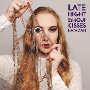 收聽Natalyah的Late Night Emoji Kisses歌詞歌曲