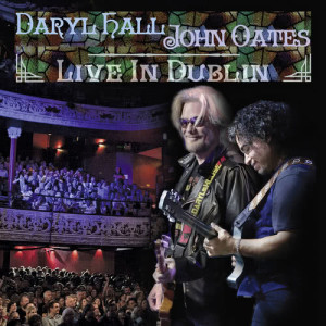 收聽Daryl Hall & John Oates的Out Of Touch (Live)歌詞歌曲