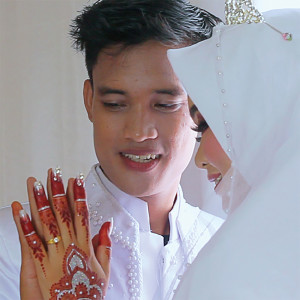 Listen to Genggam Tanganku song with lyrics from Zullzaen