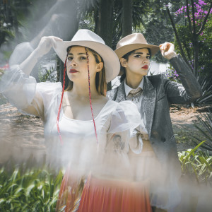 ดาวน์โหลดและฟังเพลง Olvídame (Remix) พร้อมเนื้อเพลงจาก Makenna