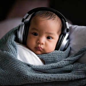 ดาวน์โหลดและฟังเพลง Loving Baby Sounds พร้อมเนื้อเพลงจาก Chillout Cafe