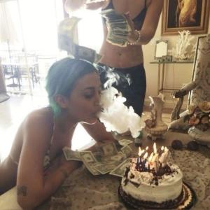 收聽TheyhxteAnt的LoveMe UDont (Explicit)歌詞歌曲