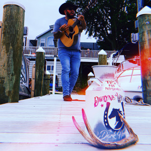 Dengarkan lagu Darkhorse nyanyian Dwayne Wilson Jr dengan lirik