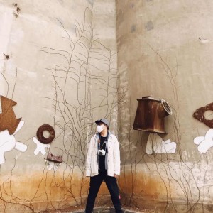 Listen to 后悔 (Demo) song with lyrics from 飞歌
