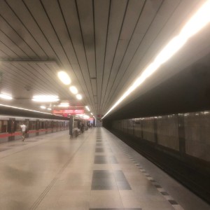 Dengarkan lagu FEVARIN nyanyian gadzotrendi dengan lirik